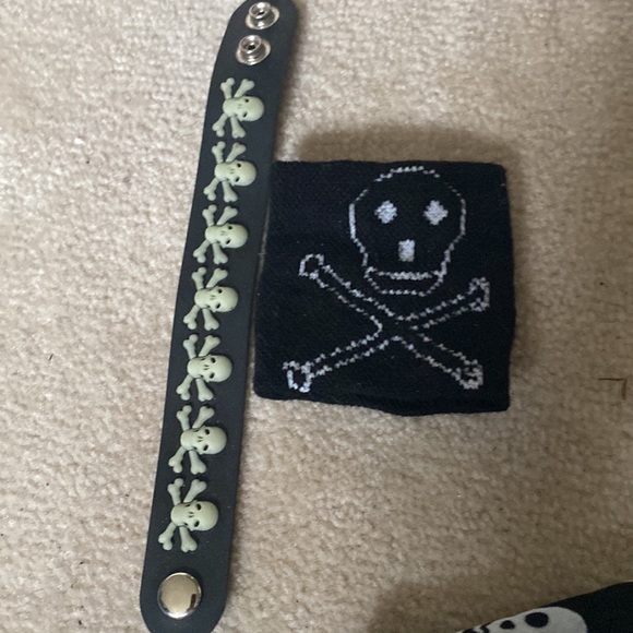 NWOT Skull & Crossbones Collection - Picture 3 of 4